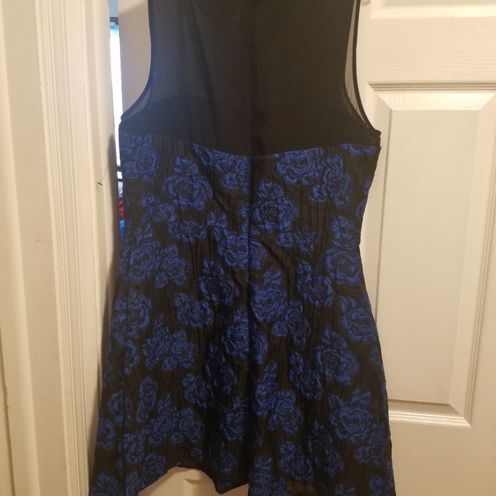 Dress - Picture 6 of 8